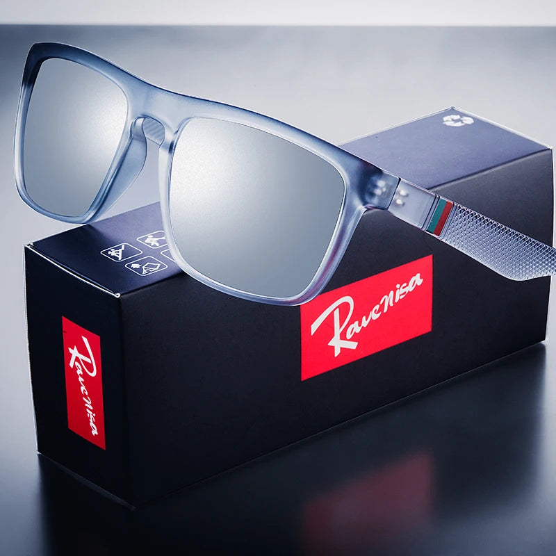 Un par de gafas de sol con montura de plata y polarizadas, descansando sobre una caja negra con marca roja.