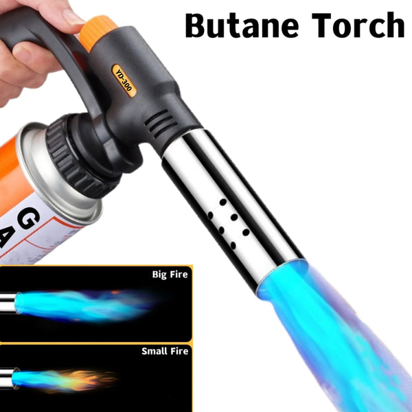 Eine Hand hält einen Butanbrenner und zeigt eine blaue Flamme.