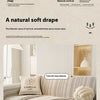 Beige Sofabezug mit strukturiertem Muster und cremefarbener Kissen in einem hellen, modernen Interieur.