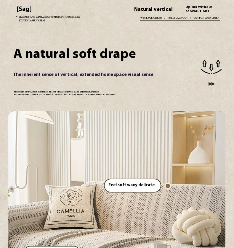Beige Sofabezug mit strukturiertem Muster und cremefarbener Kissen in einem hellen, modernen Interieur.