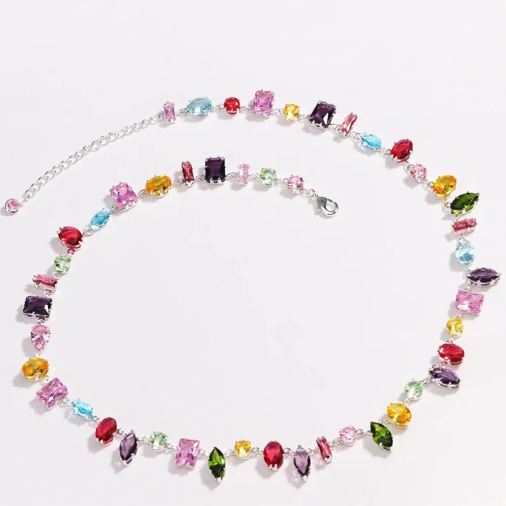 Collier de cristal coloré avec diverses pierres précieuses sur une chaîne en argent.