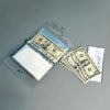 Ein durchsichtiger Kunststoffordner hält US-Dollar-Banknoten und ein Januar-Dokument.