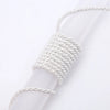 Ein weißes, polyester-geflechtetes Kabel ist um ein zylindrisches weißes Objekt gewickelt.