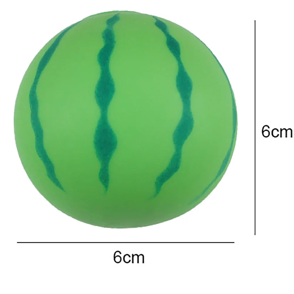 Helles limettengrünes Wassermelonen-Stressballspielzeug mit dunkelgrünen Streifen.