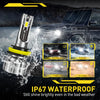 Nahaufnahme einer IP67 wasserdichten LED-Nebelscheinwerferglühbirnenbaugruppe, die von starkem Regen und Schnee besprüht wird