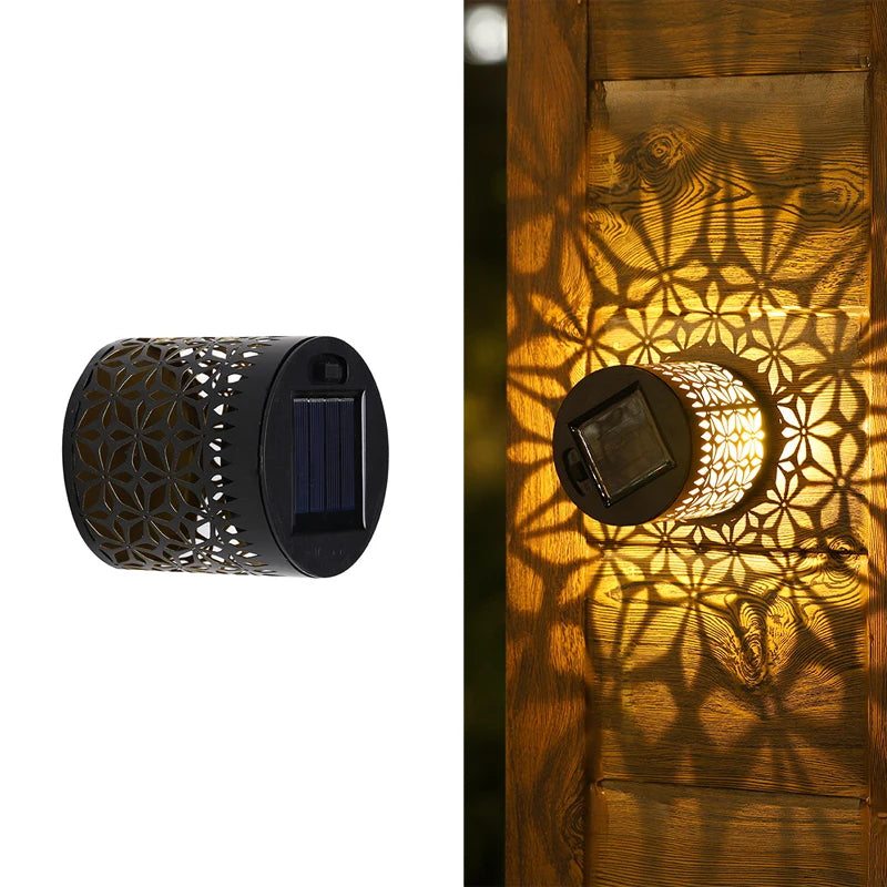 Una lámpara de pared mandala solar proyecta sombras florales sobre una superficie de madera.