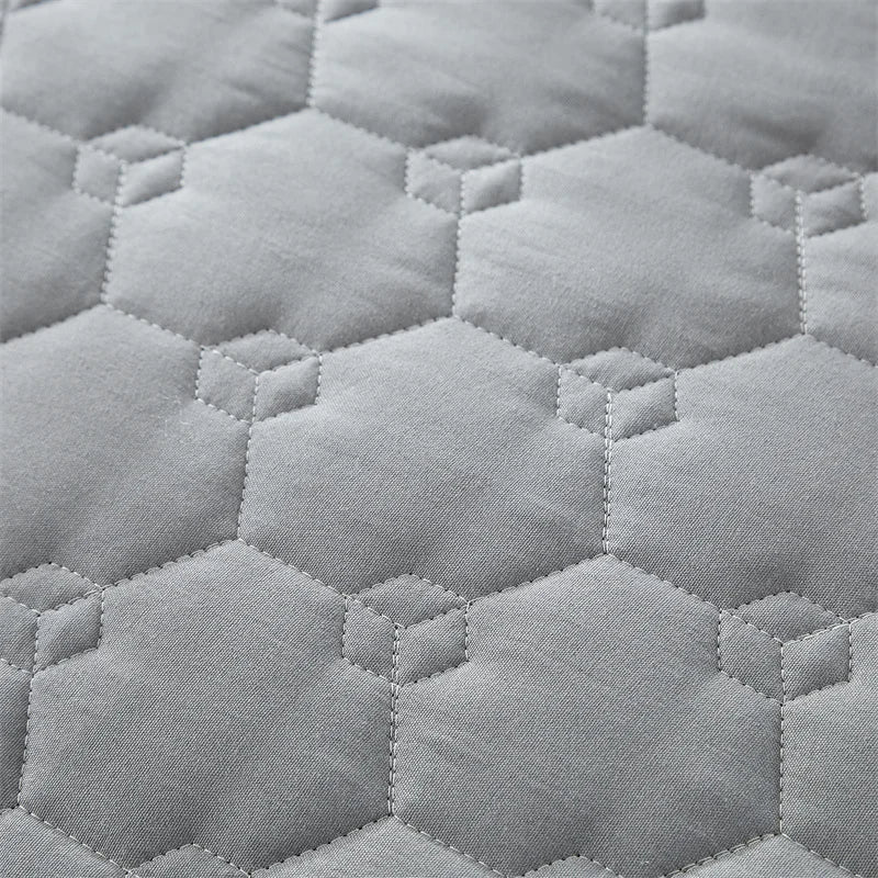 Lightweight Quilted Bedspread Set with Cloud Pattern