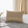 Housse de couette en soie naturelle mulberry beige posée sur un tissu en lin gris près d'une fenêtre.