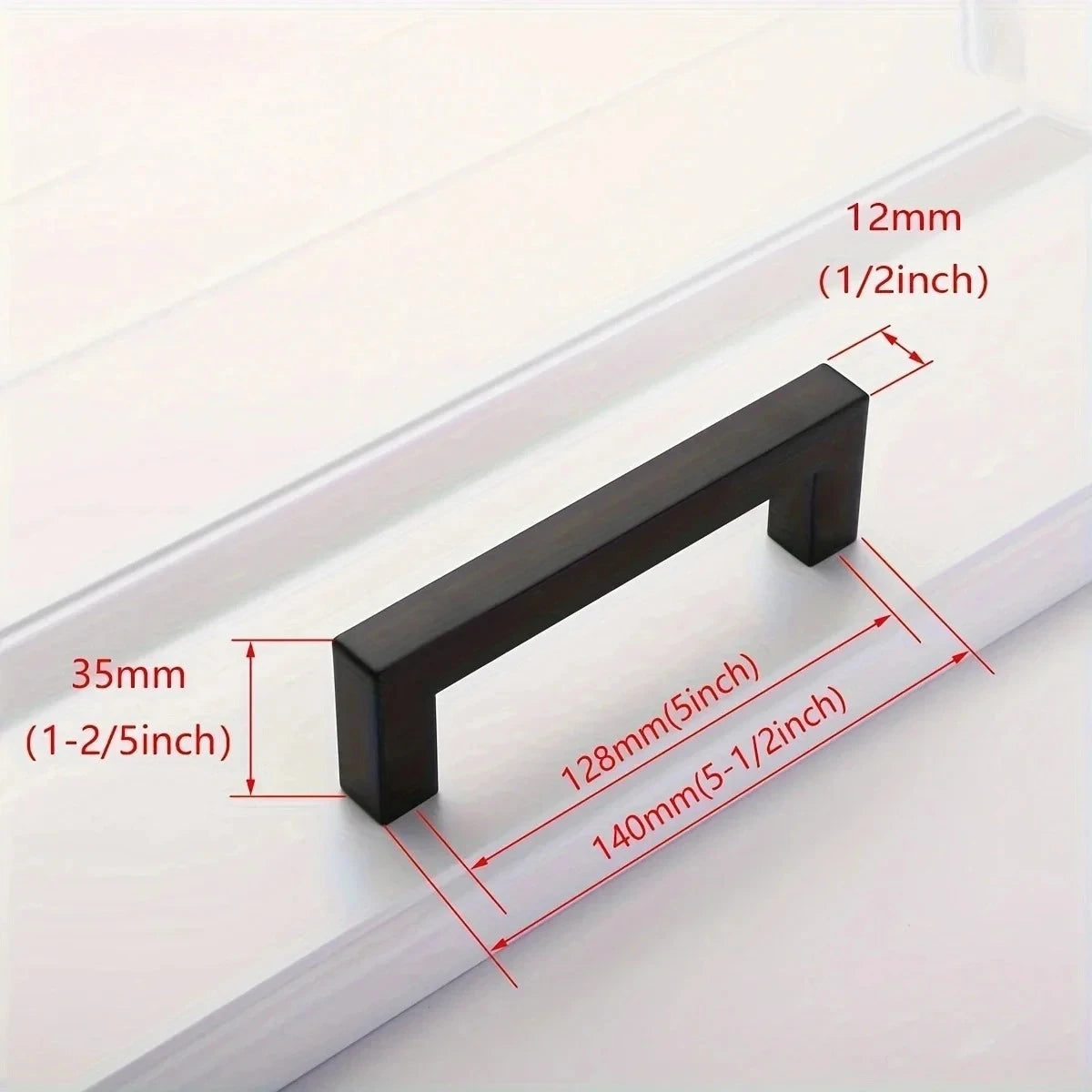 Schwarzer Edelstahl-Schrankgriff mit Maßen 35mm x 12mm, montiert auf einer weißen Oberfläche.