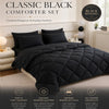 Klassisches schwarzes Bettbezug-Set mit Diamantstiche und elegantem Design auf einem Bett.