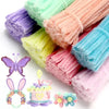 Collection de cure-dents en fil de chenille colorés, dans diverses nuances comme le violet, le vert, le jaune, le rose et le 
