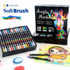 48 Doppelspitz-Acrylstifte mit weichen Pinselspitzen in einer schwarzen Box neben einer bunten Zeichnung