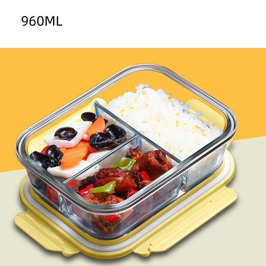 Récipient en verre transparent rempli de riz et d'un plat de viande savoureux, posé sur un plateau jaune.