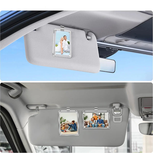 Un cadre photo compact pour pare-brise installé dans l'habitacle d'une voiture, affichant une photo d'un couple.