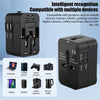 Schwarzer universeller Reise-AC-Adapter mit mehreren USB-Anschlüssen und Überspannungsschutzfunktionen.