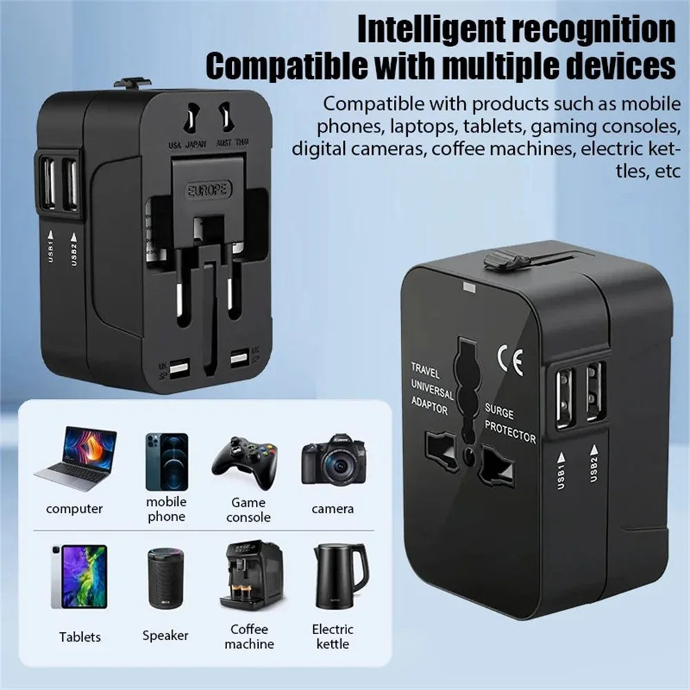 Schwarzer universeller Reise-AC-Adapter mit mehreren USB-Anschlüssen und Überspannungsschutzfunktionen.