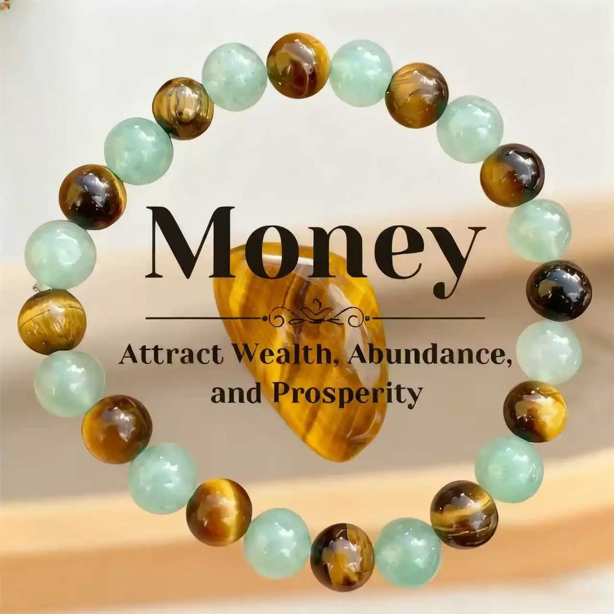 Pulsera hecha de piedras de ojo de tigre amarillo y aventurina verde dispuestas en círculo.