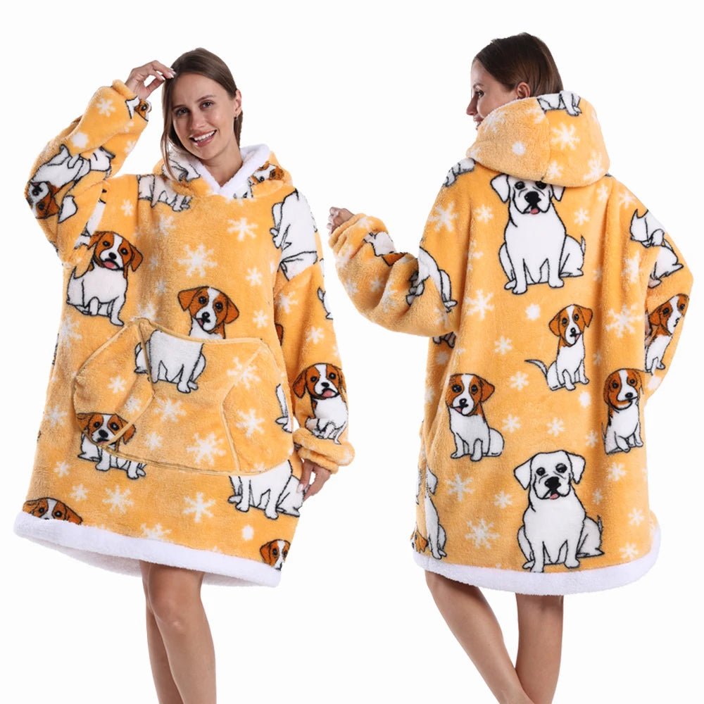 Eine Frau modelliert einen gelb-weißen Patchwork-Fleece-Hoodie mit Hundeprint auf dem Rücken.