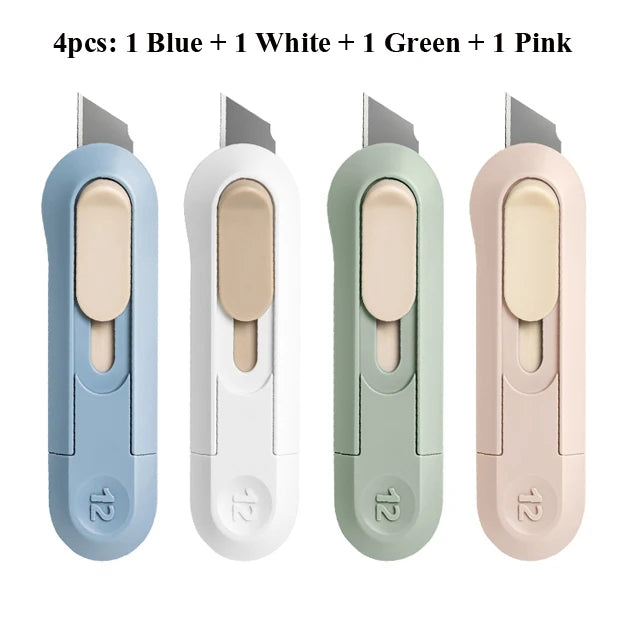 Quatre petits couteaux utilitaires compacts bleus, blancs, verts et roses sont exposés côte à côte.