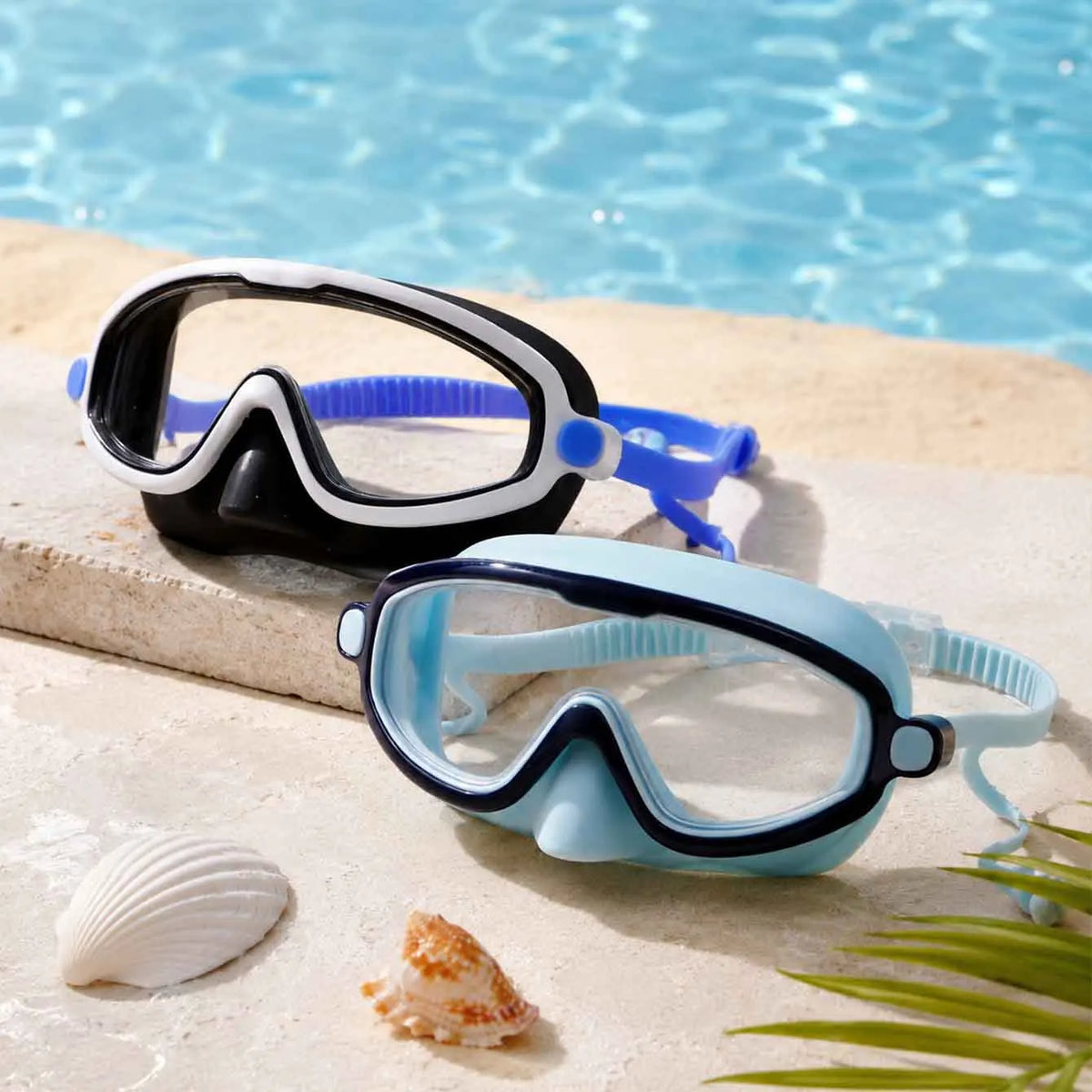 Une paire de lunettes de natation anti-buée bleu et noir à grand champ de vision posées sur une surface claire à côté d'une c