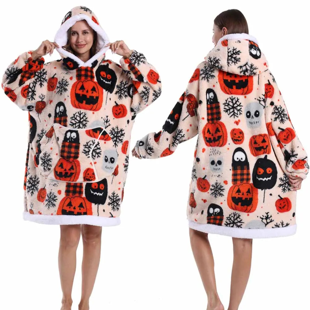 Eine Frau modelliert einen gemütlichen, oversized Fleece-Hoodie aus orange-weißem Halloween-Muster.
