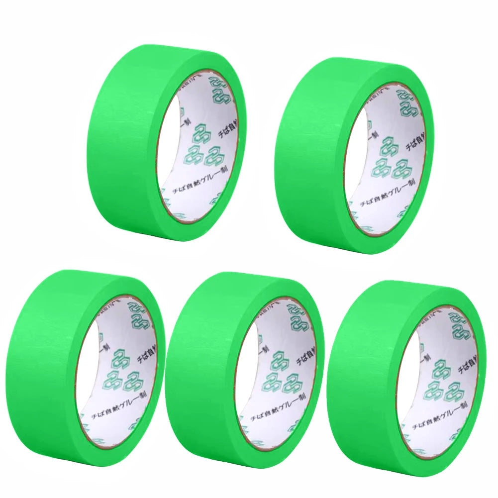 Rollos de cinta de enmascarar verde mostrados desde diferentes ángulos para aplicación y corte profesional