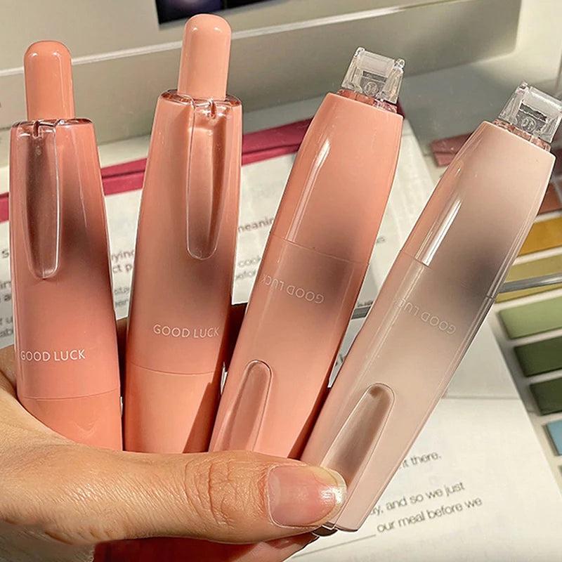 Eine Hand hält eine Reihe rosa Kosmetiktuben mit der Aufschrift Glück für strapazierfähiges doppelseitiges Klebeband.