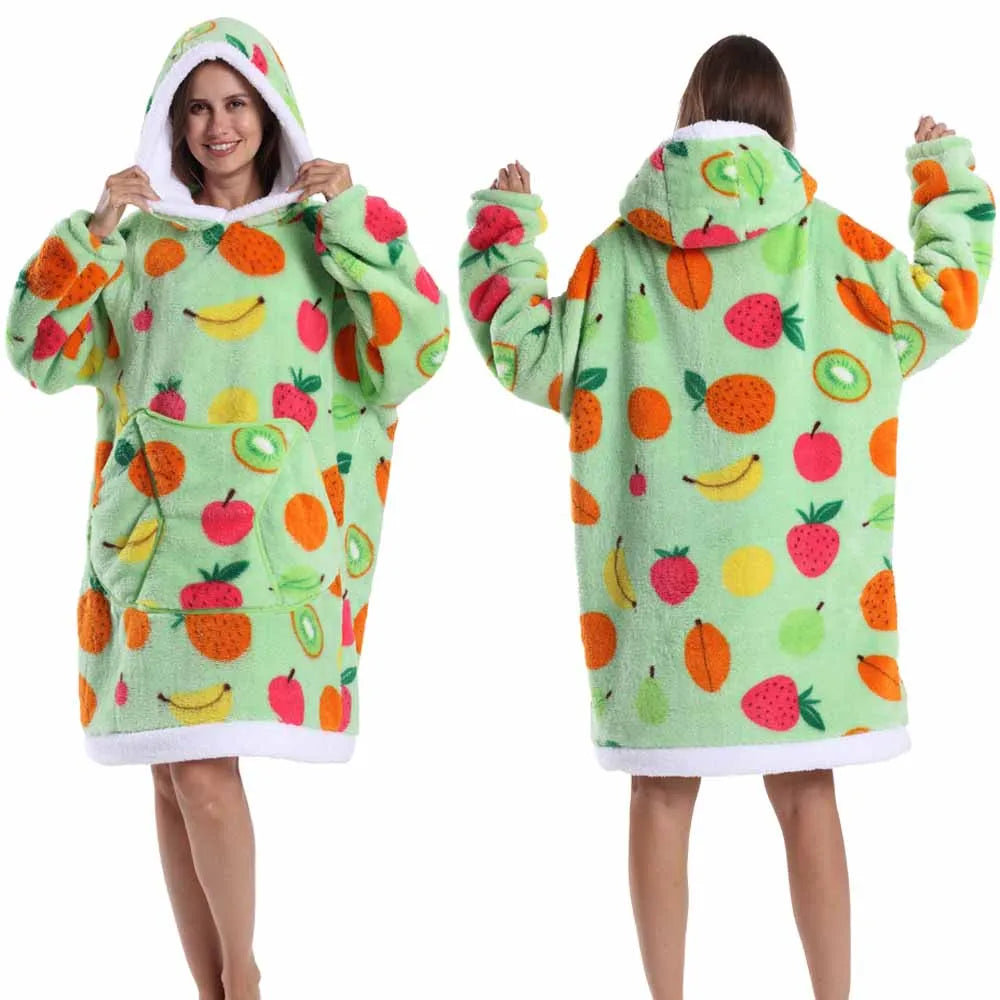 Eine Frau modelliert einen hellgrünen Patchwork-Fleece-Hoodie mit bunten Frucht-Designs.