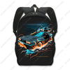 Schwarzer taktischer Rucksack mit Grafik eines blau-schwarzen Autos mit orangefarbenen Lichtern und Flammen.