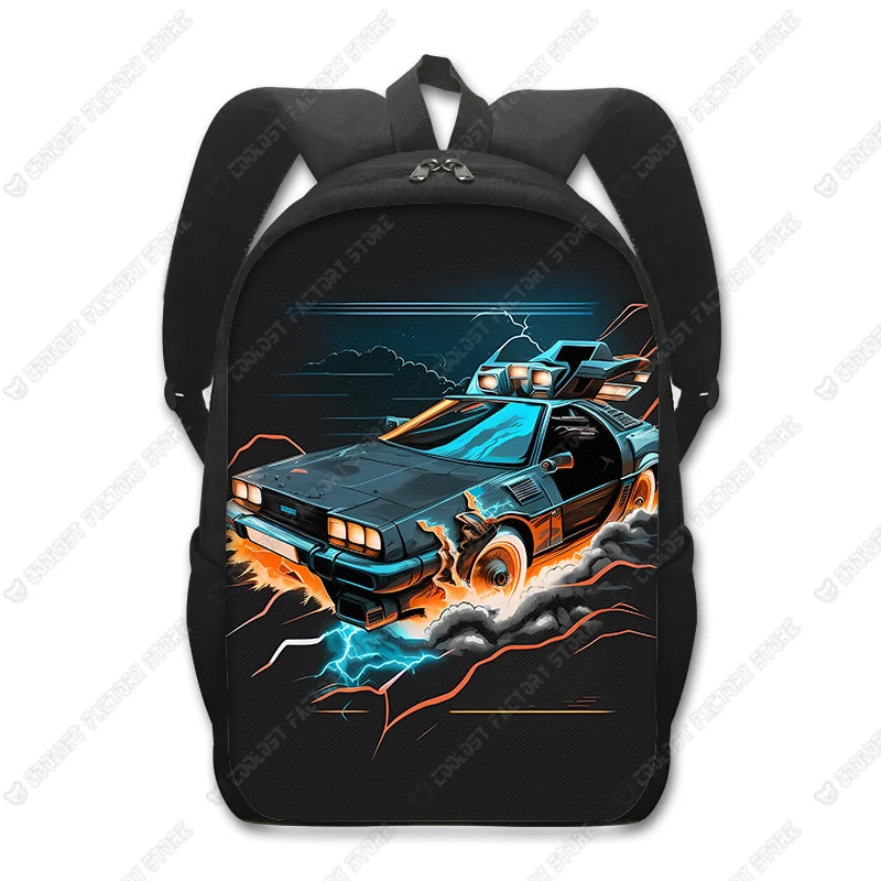 Schwarzer taktischer Rucksack mit Grafik eines blau-schwarzen Autos mit orangefarbenen Lichtern und Flammen.