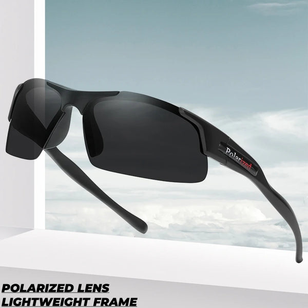 Ein Paar schwarze, polarisierte Sport-Sonnenbrille mit leichtem Rahmen vor einem bewölkten Himmel.