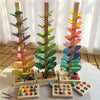 Holzbaum mit farbenfrohen Blüten und einer Marmorschlange für musikalische Spielzeuge