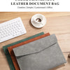 Pochette de document A4 en cuir PU gris à côté d'un ordinateur portable et d'un stylo sur une table en bois.