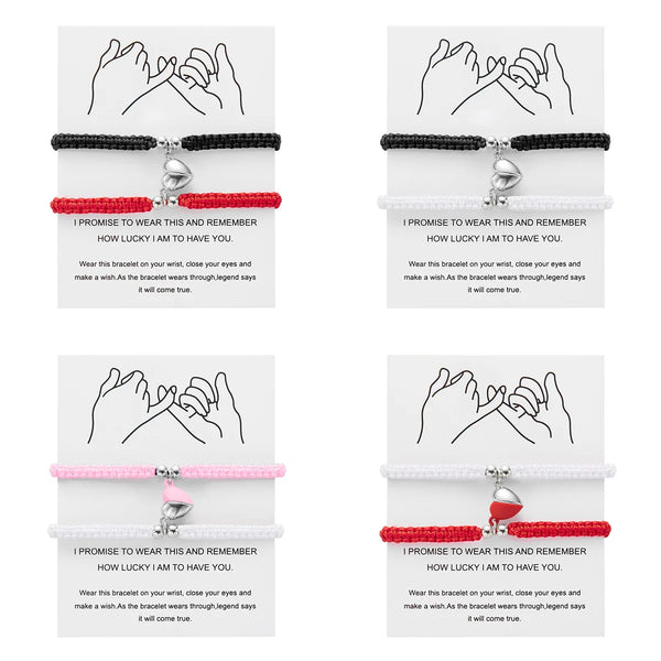 Dos juegos de pulseras de corazón magnéticas de pareja exhibidos sobre fondos blancos.