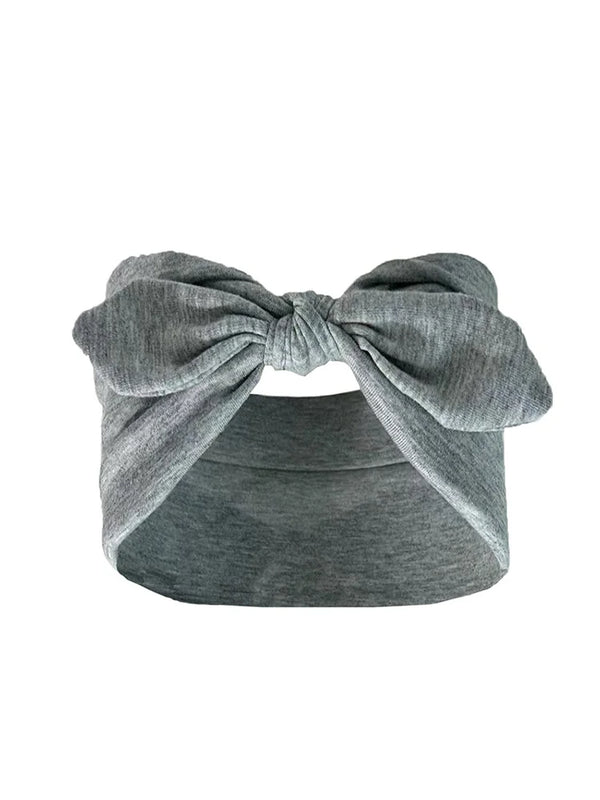 Graues Stoff-Bowknot-Headband vor weißem Hintergrund.