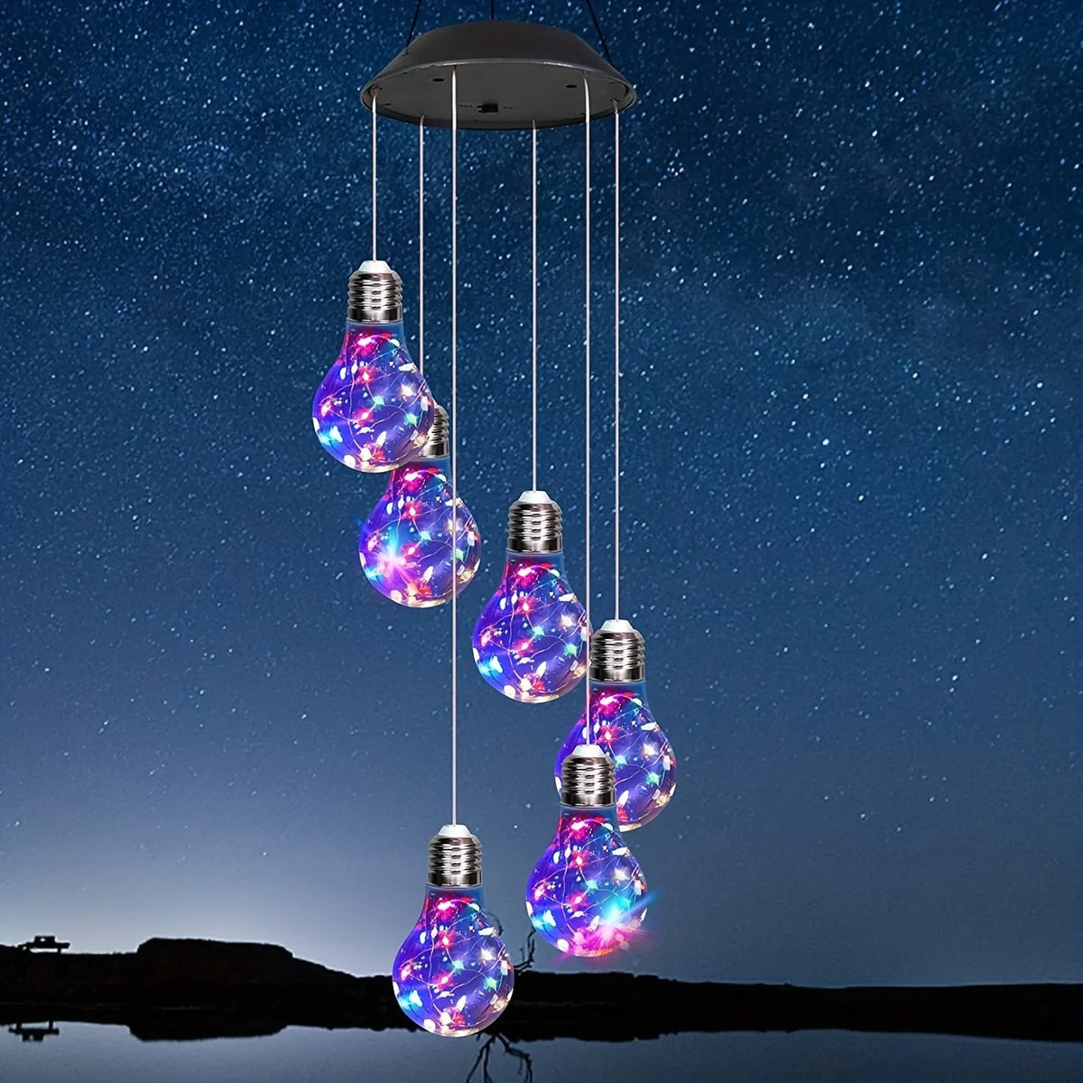 Une chaîne de carillons à vent changeants, alimentés par l'énergie solaire, suspendue contre un ciel nocturne sombre au-dessu