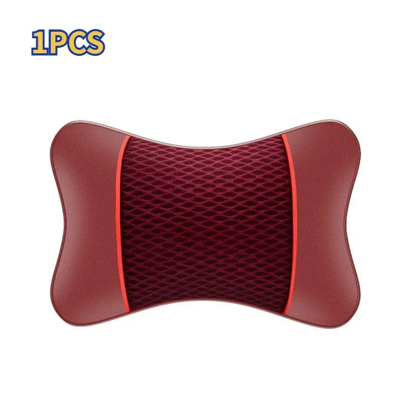 Un cabezal de coche y cojín de asiento de cuero granate con textura.
