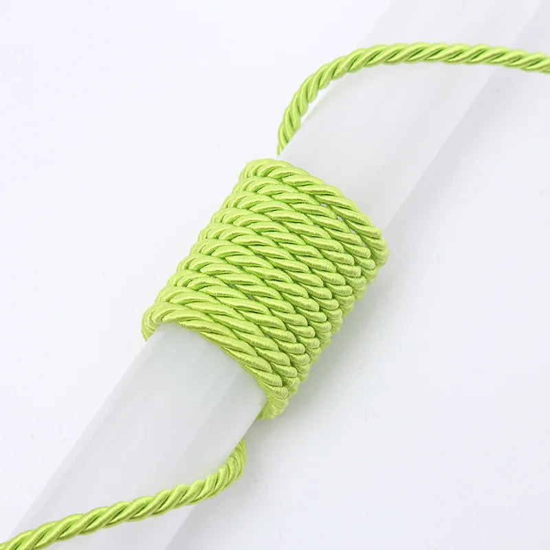 Nahaufnahme eines leuchtend limettengrünen Polyester-geflechtten Zugs, umwickelt um ein weißes zylindrisches Objekt.