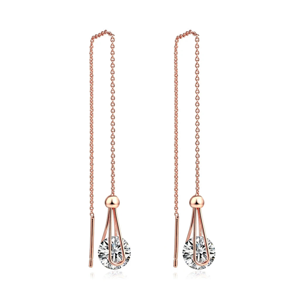 Par de pendientes colgantes de circonita de oro rosa con delicadas cadenas y colgantes en forma de lágrima brillante