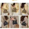 Eine Kollektion eleganter beige und schwarzer Kunstleder-Clutch-Taschen in verschiedenen Stilen und Kontexten.