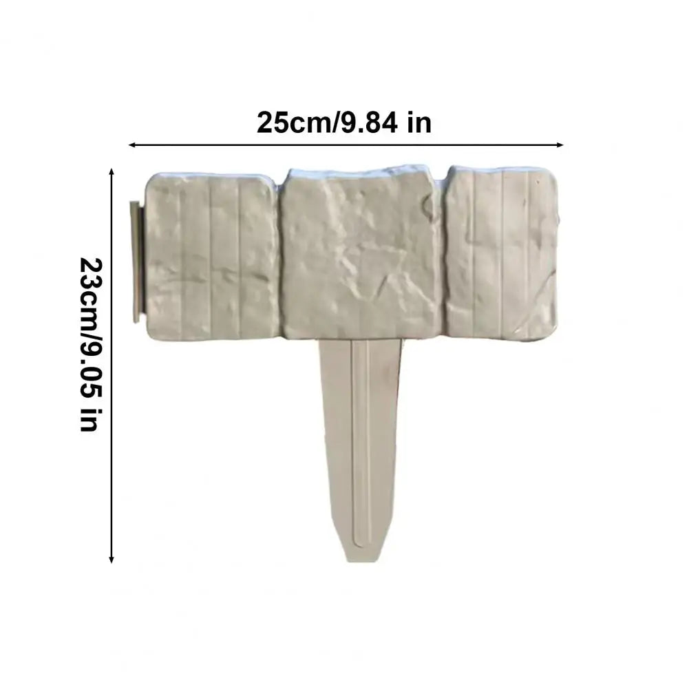Set aus hellgrauen, no-dig Kunststoff-Gartenzierpfosten, 25 cm lang und 23 cm hoch.