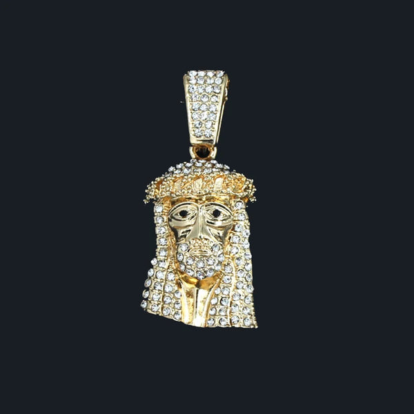 Collier pendentif doré avec une représentation de visage couronné et des maillons de chaîne tennis.