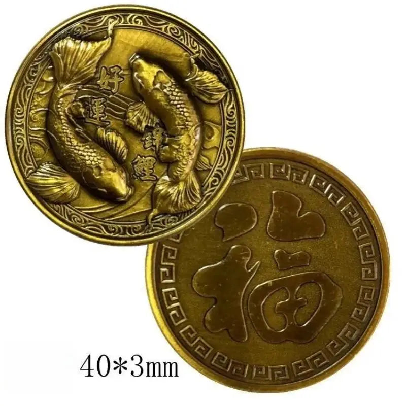 Runder goldener Münze mit geschnitztem Koi-Fisch-Design, als antike chinesische Glücksmünze verwendet.