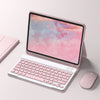 Rosa Universal iPad-Hülle mit passender Bluetooth-Tastaturabdeckung, geöffnet auf heller Oberfläche.