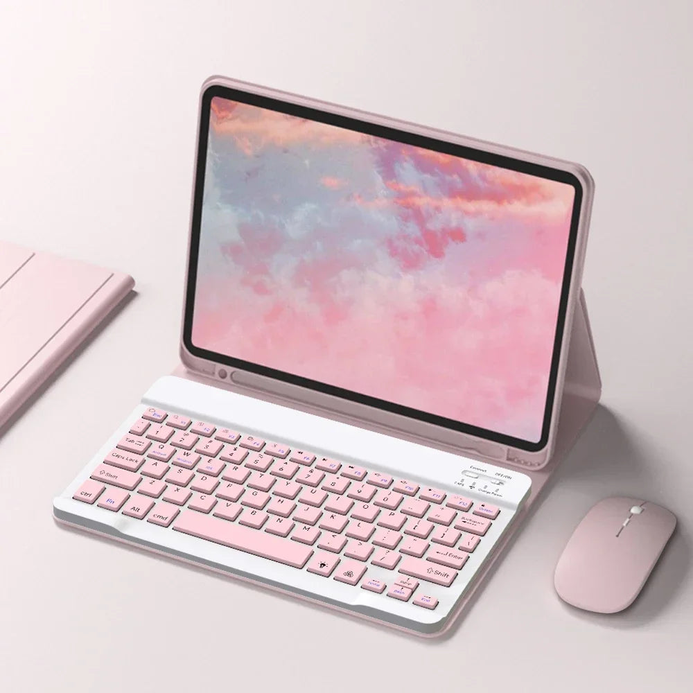 Rosa Universal iPad-Hülle mit passender Bluetooth-Tastaturabdeckung, geöffnet auf heller Oberfläche.