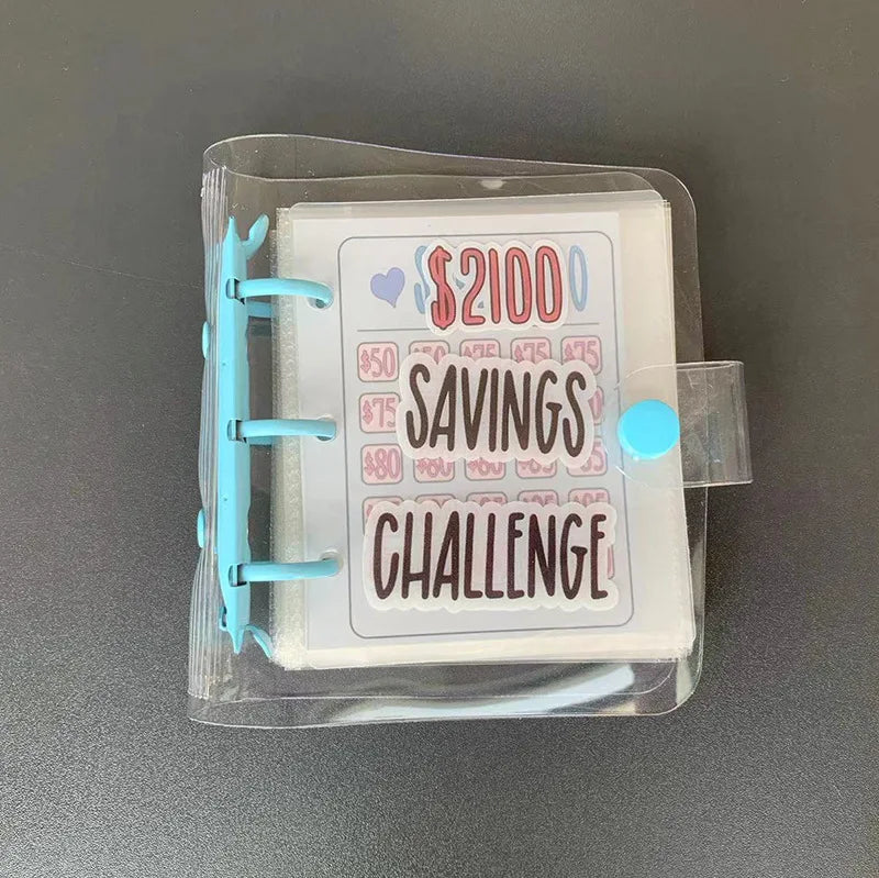 Klares Plastikordner mit weißer Folie, die eine Liste für eine 2100-Spar-Challenge zeigt.