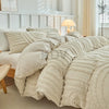 Beige bestickte Blumen-Bettwäsche-Set auf einem Bett mit hellem Holzakzenten und durchscheinenden Vorhängen.
