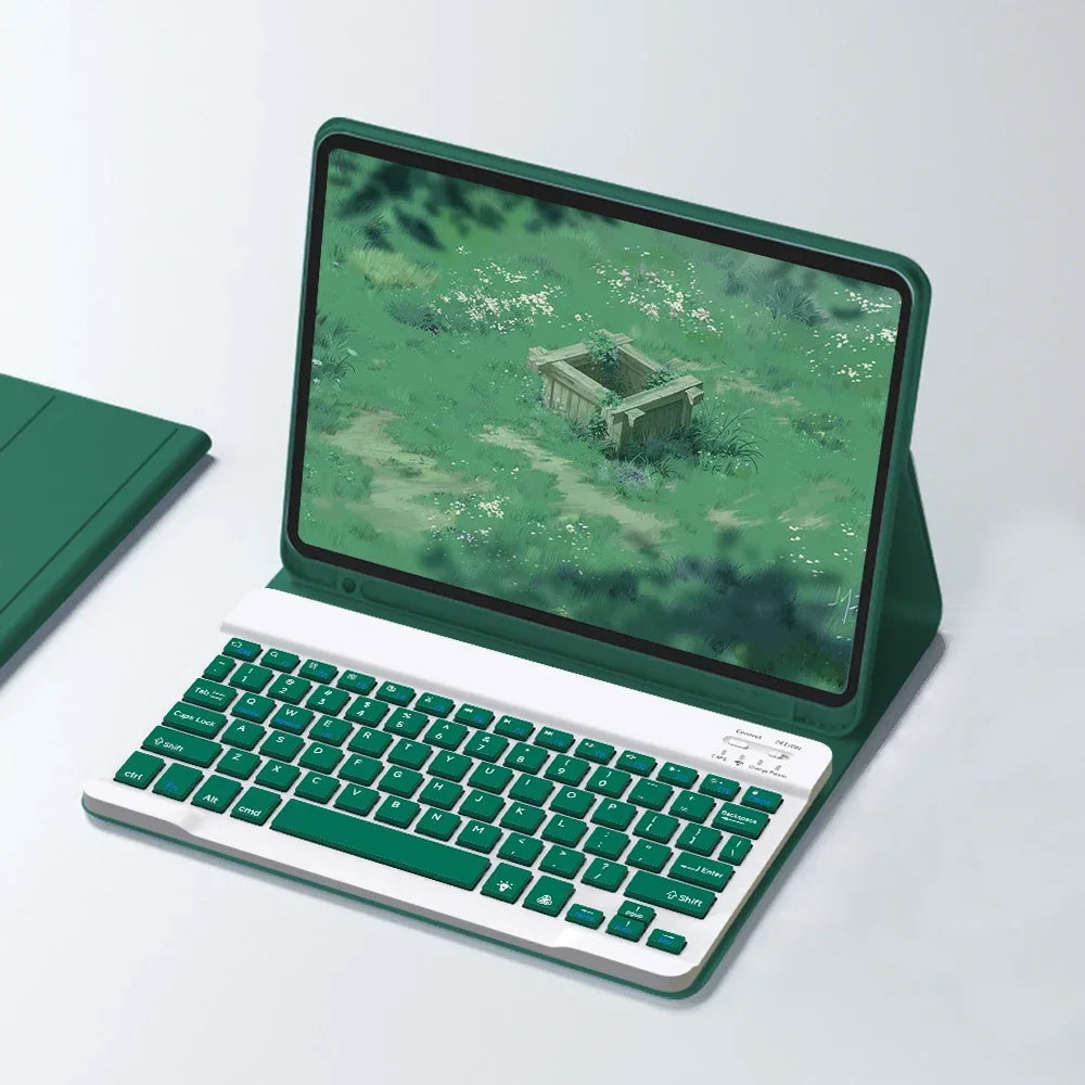 Gräner Universal iPad-Hülle mit passender Bluetooth-Tastatur abgebildet, geöffnet auf weißem Untergrund.
