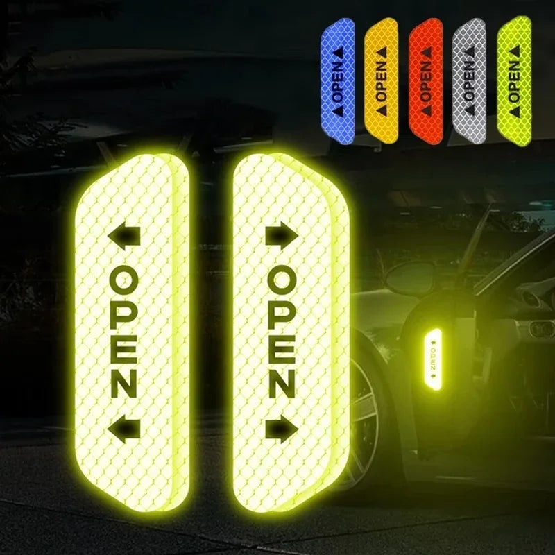 Un juego de calcomanías reflectantes amarillas y azules para la seguridad de puertas de coche, exhibidas junto a un vehículo.