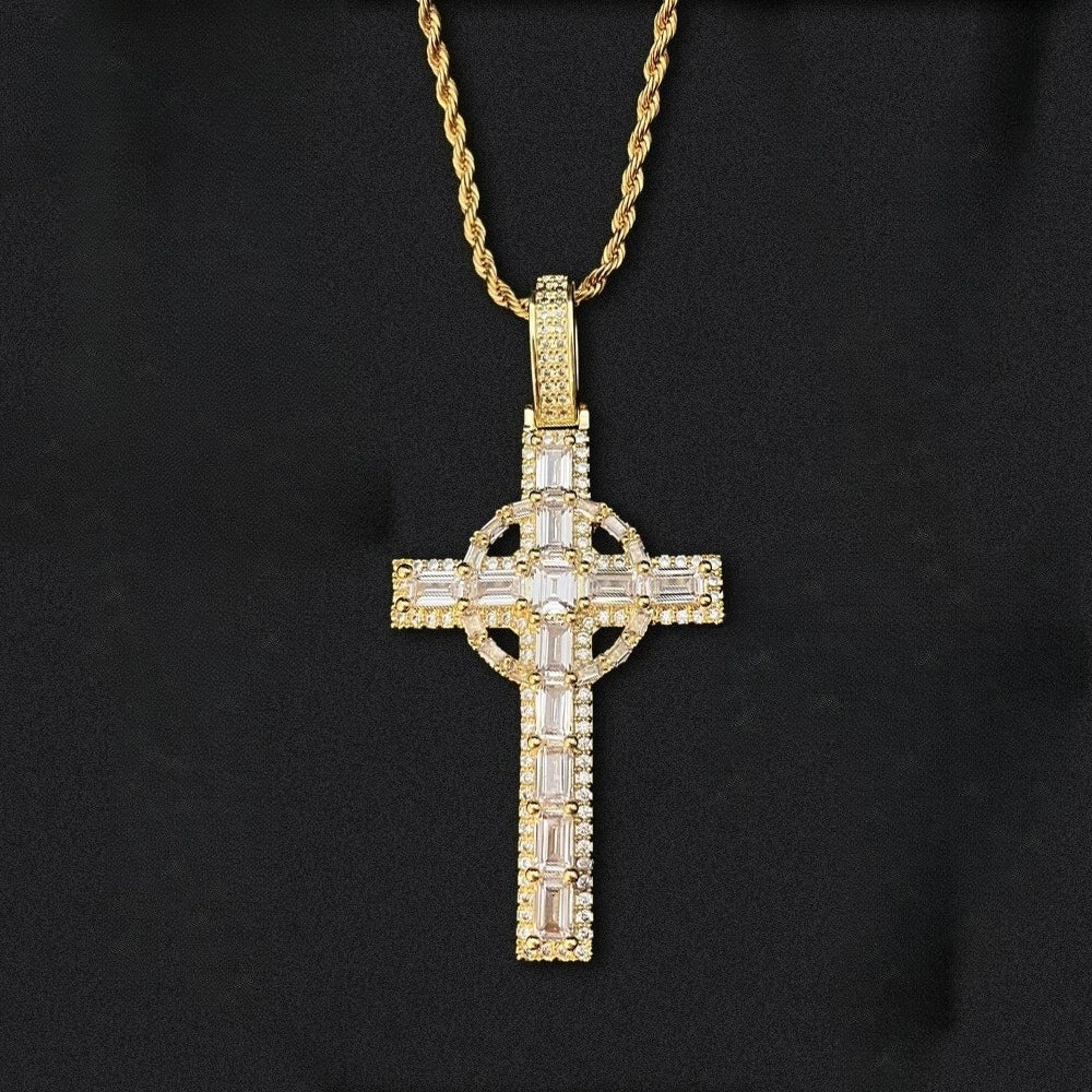 Pendentif de chaîne en or avec un motif de croix celtique serti de diamants.
